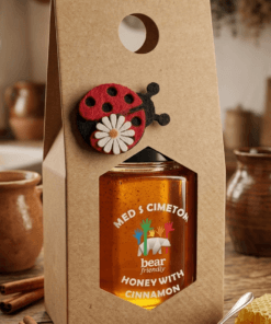 Med s cimetom v darilni embalaži